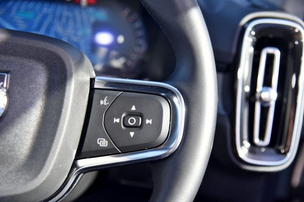 2025 MY26 Volvo XC40 XZ Ultra B4 Dark SUV Image 16