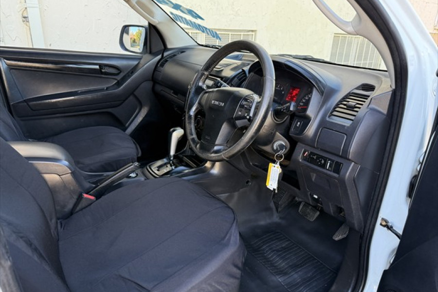 2014 Isuzu D-MAX SX Cab Chassis Image 12