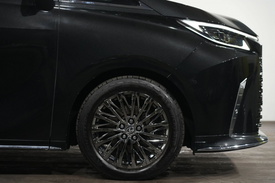 2025 Lexus LM 500h Ultra Luxury Black Trim SUV Image 5