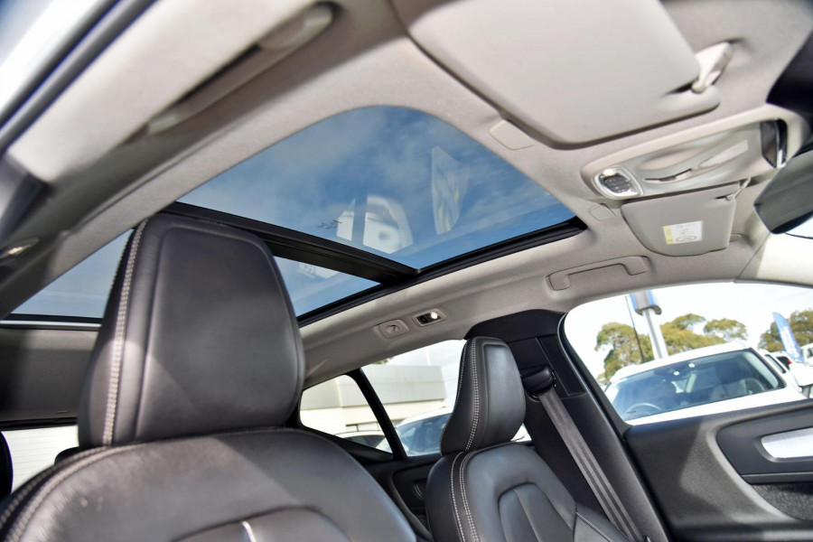 2021 Volvo XC40 XZ T4 Momentum SUV Image 10