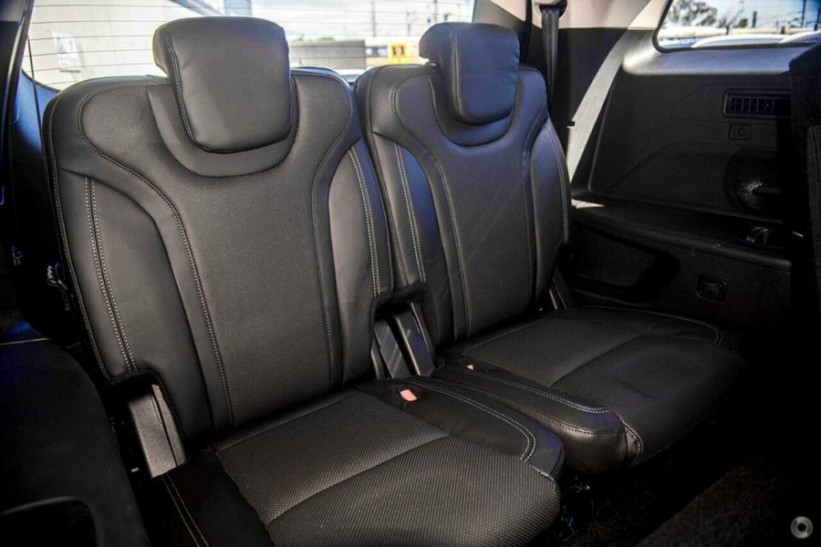 2025 Mahindra XUV700  AX7L SUV Image 8