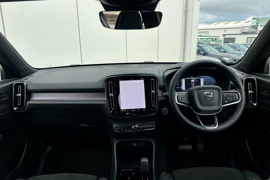 2025 Volvo XC40 XZ Ultra B4 Dark SUV Image 15
