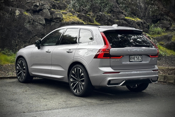 2025 Volvo XC60 UZ Ultra B5 Dark SUV Image 4
