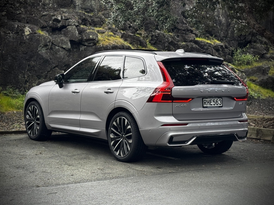 2025 Volvo XC60 UZ Ultra B5 Dark SUV Image 4