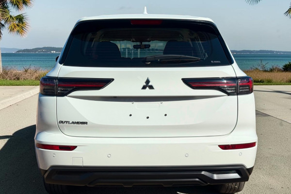 2025 Mitsubishi Outlander ZM ES SUV Image 4
