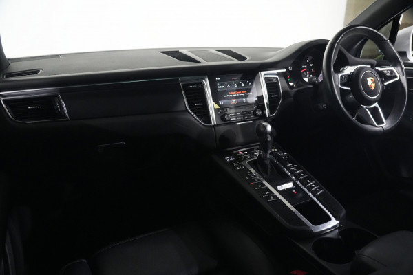 2017 Porsche Macan SUV Image 12