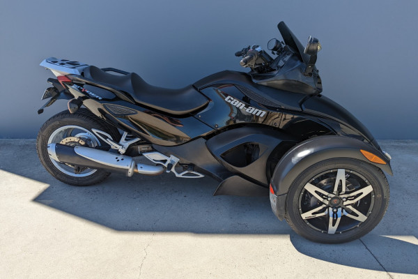 2009 Can AM Spyder Sport touring Image 2