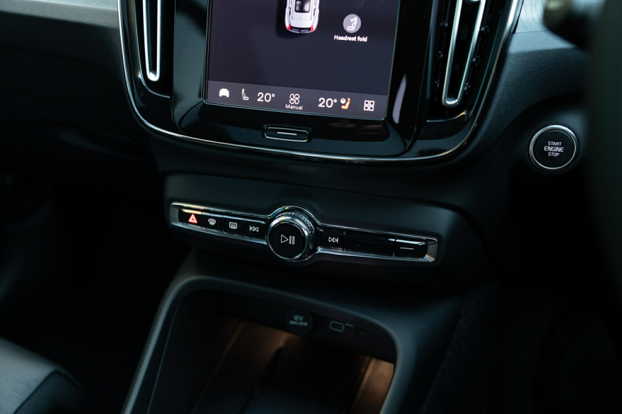2025 MY26 Volvo XC40 XZ Ultra B4 Dark SUV Image 28