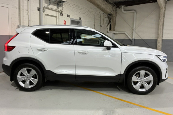 2025 Volvo XC40 XZ Plus B4 SUV Image 3