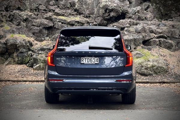 2026 Volvo XC90 L Series Ultra T8 Plug-in Hybrid Dark SUV Image 7