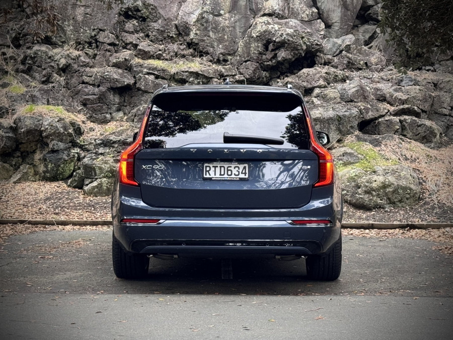 2026 Volvo XC90 L Series Ultra T8 Plug-in Hybrid Dark SUV Image 7