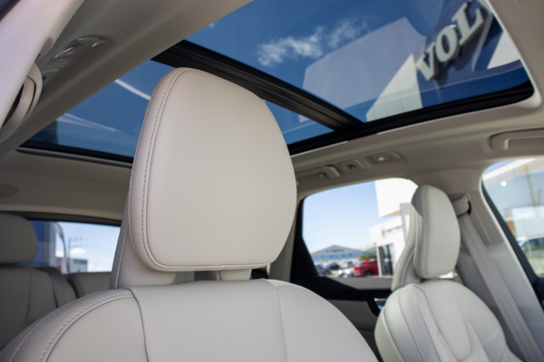 2025 Volvo XC60 UZ Ultra T8 Plug-In Hybrid SUV Image 3