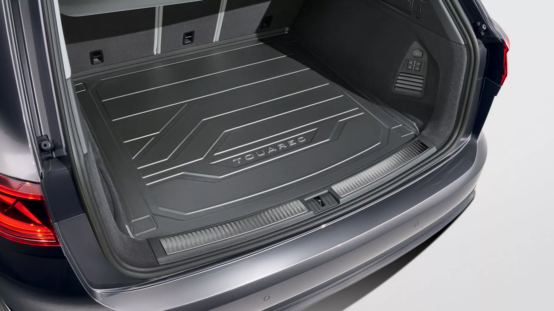 Luggage compartment tray