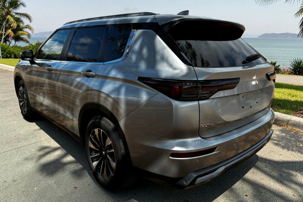 2025 Mitsubishi Outlander ZM LS SUV Image 4