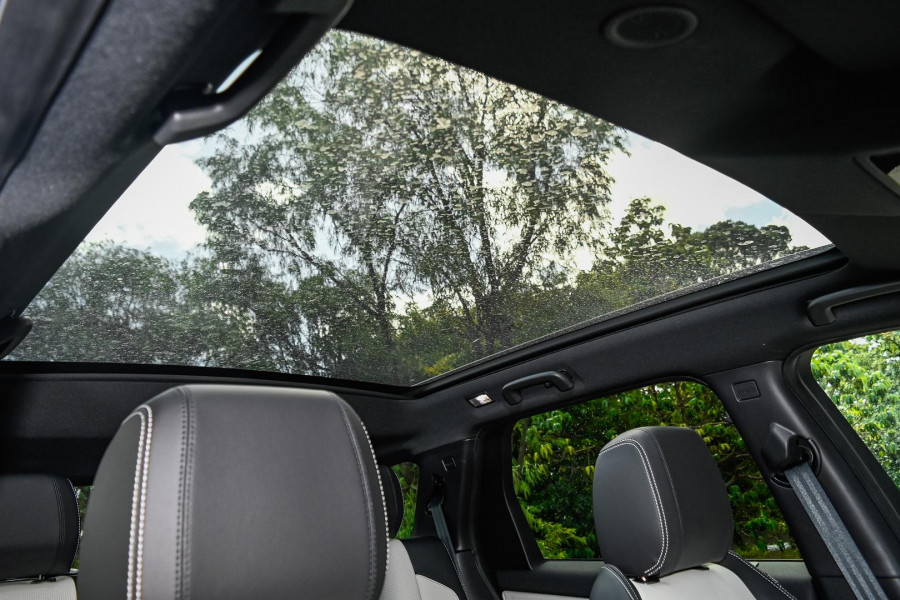2025 MY25.5 Land Rover Discovery Sport L550 P300e Dynamic SE SUV
