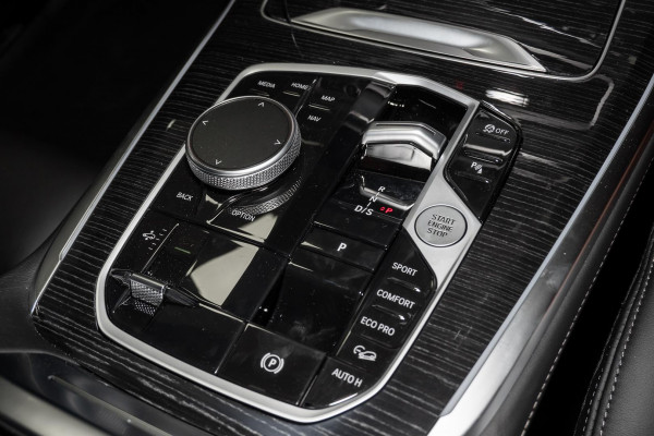 2025 BMW X7 G07 LCI xDrive40i M Sport SUV image 13