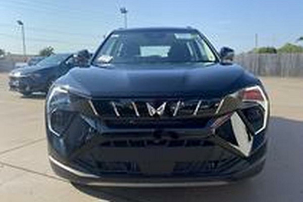 2025 Mahindra XUV3X0  AX5L SUV Image 9