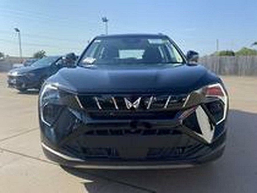 2025 Mahindra XUV3X0  AX5L SUV Image 9