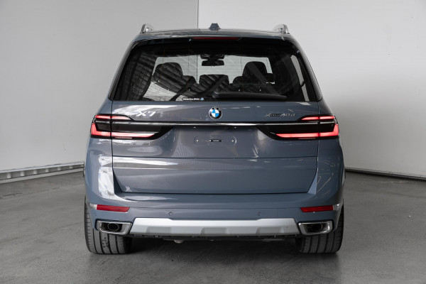 2025 BMW X7 G07 LCI xDrive40d Design Pure Excellence SUV image 5