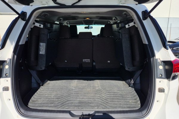 2017 Toyota Fortuner GUN156R GXL SUV Image 9
