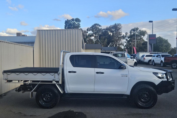 2020 Toyota HiLux  SR Dual Cab Cab Chassis Image 5