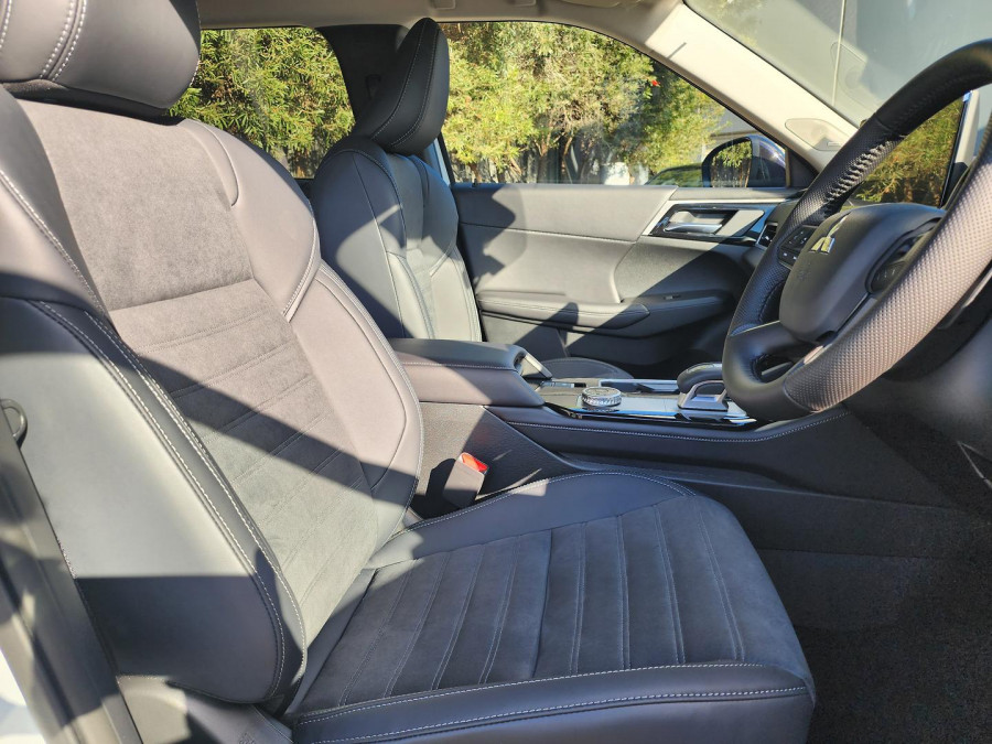 2025 Mitsubishi Outlander ZM LS SUV Image 11