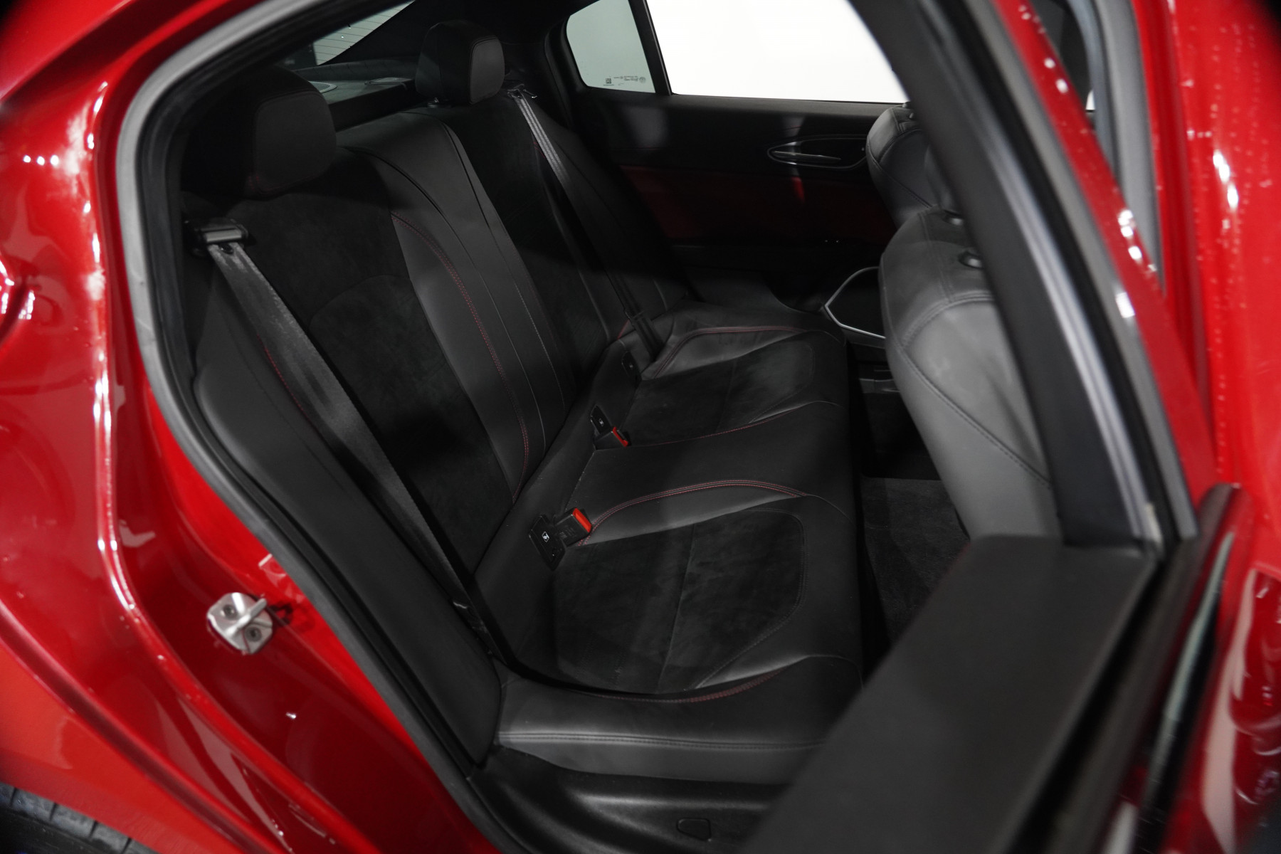 2017 Alfa Romeo Giulia Quadrifoglio (Qv) Sedan Image 28