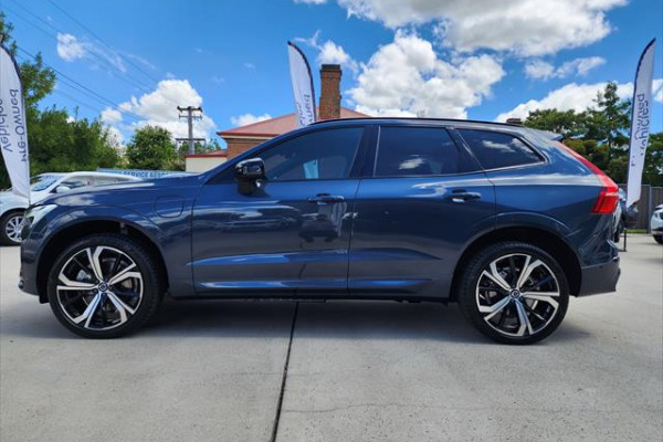 2022 Volvo XC60 Recharge Ultimate T8 - Plug-In Hybrid Wagon Image 6