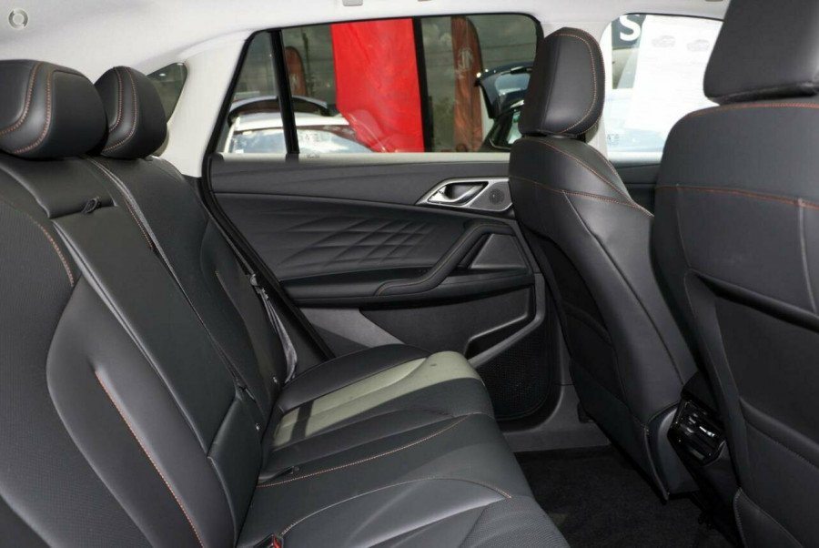 2024 MY24.5 MG HS AS33 Essence SUV Image 8