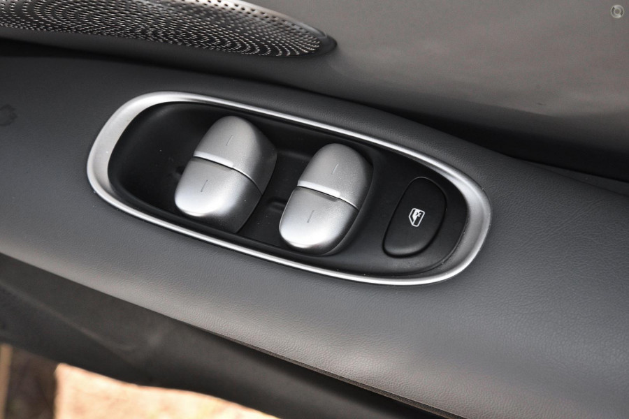 2025 MG IM5 P12L Performance Hatch Image 13