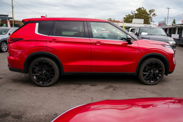 2024 Mitsubishi Outlander ZM Black Edition SUV Image 4
