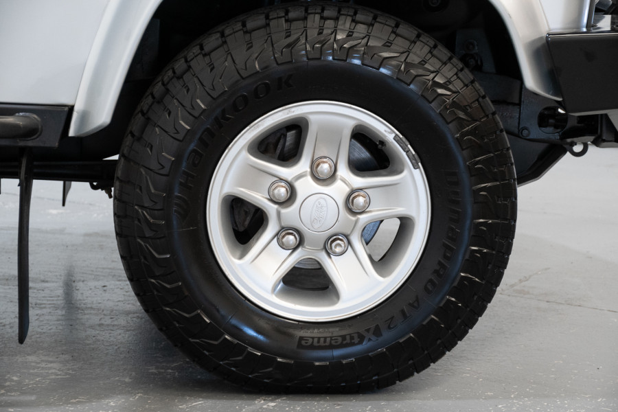 2013 Land Rover Defender 110 (4x4) SUV Image 5