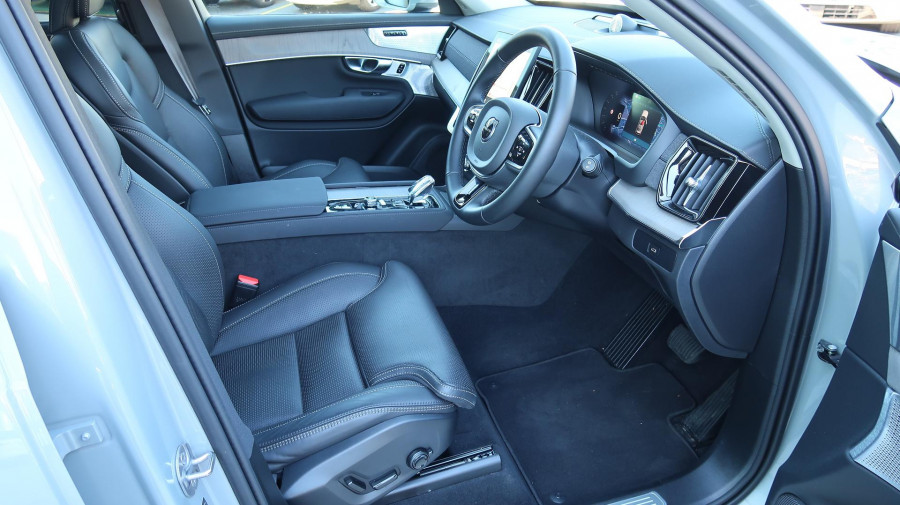 2025 Volvo XC90 L Series Ultra B5 Bright SUV Image 15