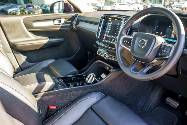 2025 Volvo XC40  Ultra B4 Dark SUV Image 5