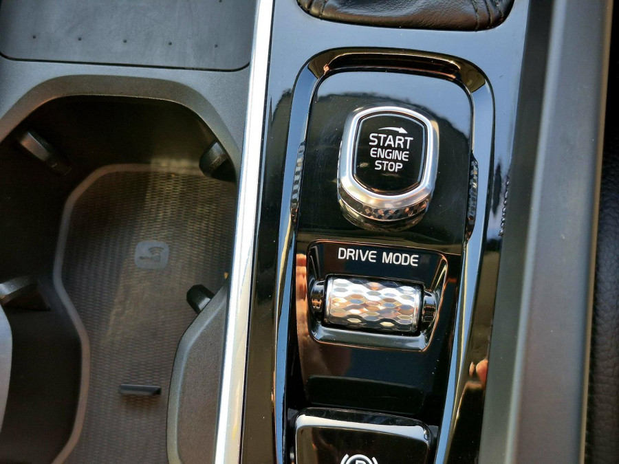 2020 MY21 Volvo XC60 UZ D4 Momentum SUV Image 17