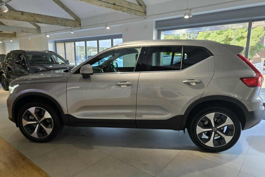 2025 Volvo XC40 XZ Ultra B4 Bright SUV Image 10
