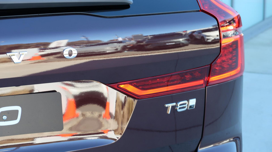 2025 Volvo XC60 UZ Plus T8 Plug-in Hybrid Dark SUV Image 27