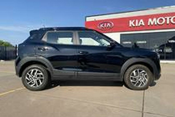 2025 Mahindra XUV3X0  AX5L SUV Image 2