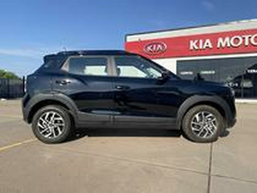 2025 Mahindra XUV3X0  AX5L SUV Image 2