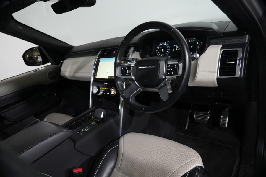 2021 Land Rover Discovery Series 5 P360 R-Dynamic HSE SUV Image 11