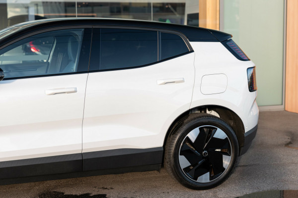 2026 Volvo EX30  Single Motor Extended Range Ultra SUV Image 18