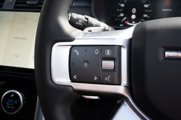 2026 Land Rover Discovery Series 5 D350 Dynamic SE SUV image 13