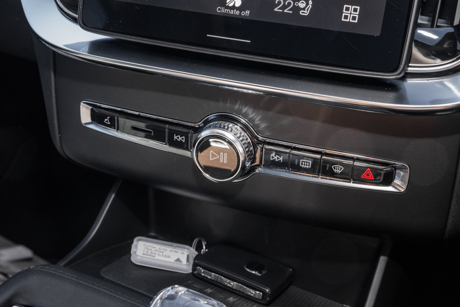 2026 Volvo XC90 L Series Plus T8 Plug-in Hybrid Dark SUV Image 17