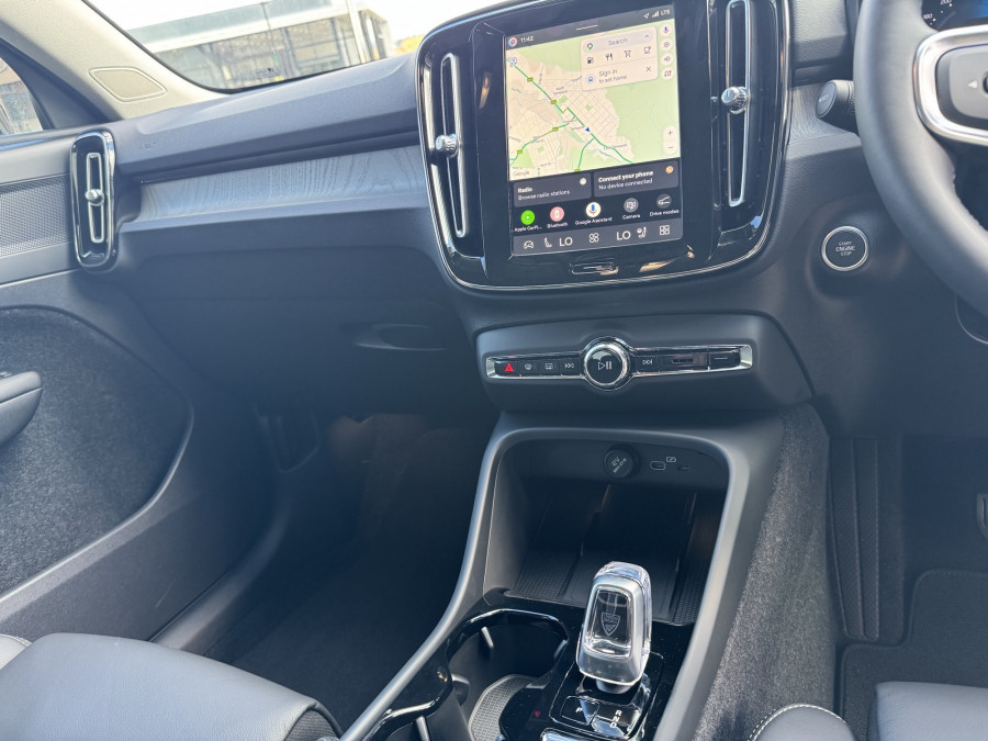 2026 Volvo XC40 XZ Ultra B4 Dark SUV Image 12