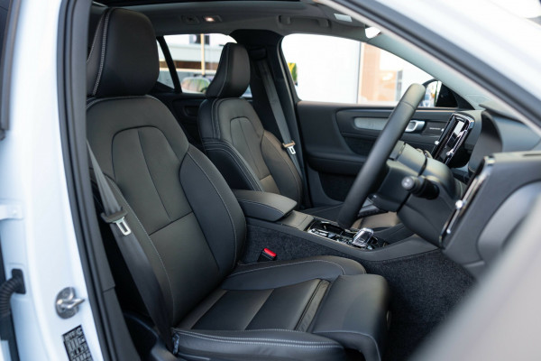 2025 MY26 Volvo XC40 XZ Ultra B4 Dark SUV Image 15