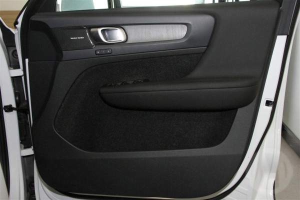 2026 Volvo XC40 XZ Ultra B4 Bright SUV Image 5