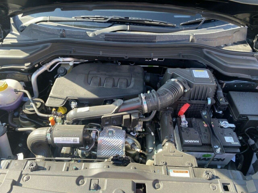 2025 Mahindra XUV3X0  AX5L SUV Image 16
