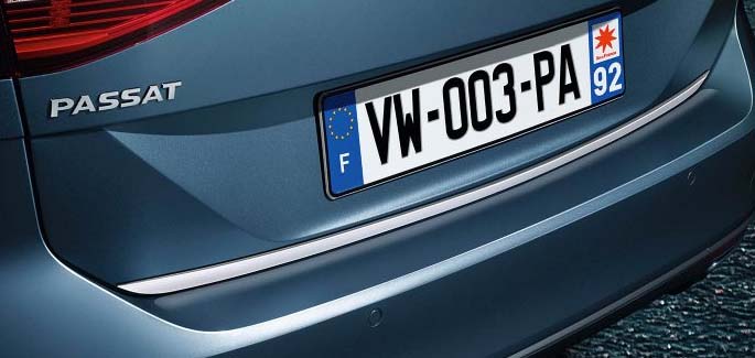 Tailgate protective strip