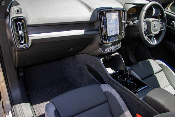 2026 Volvo EX40  Ultra Single Motor Extended Range SUV Image 6