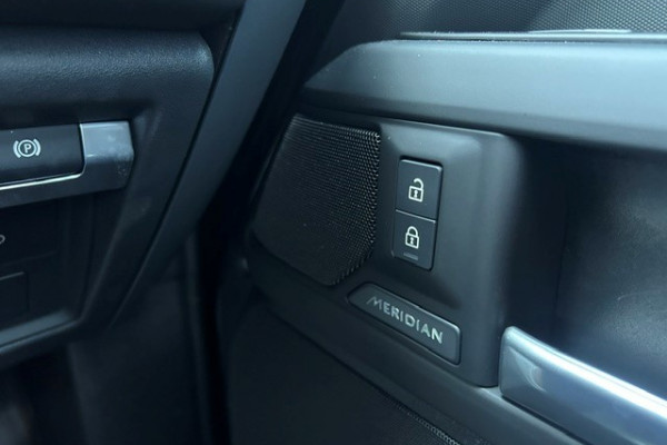 2025 MY26 Land Rover Defender L663 110 D350 X-Dynamic SE SUV Image 17